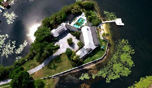 Foto 1 - Vista desta luxuosa casa pro lago